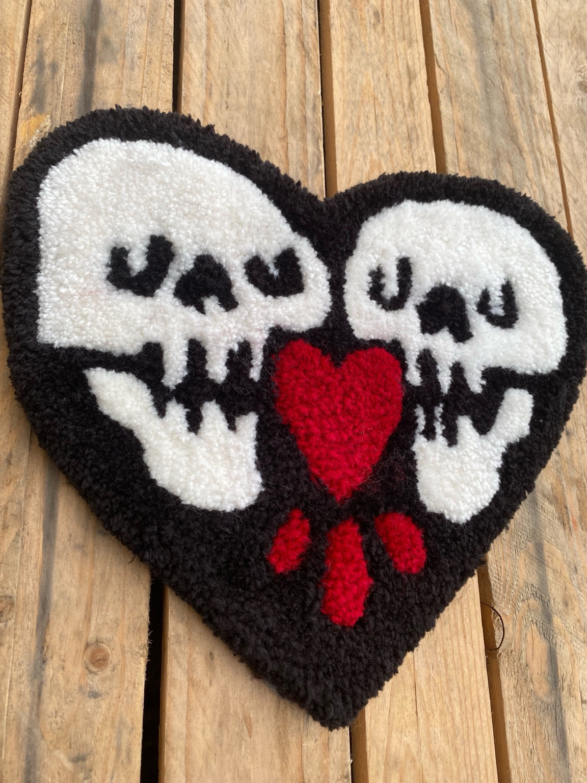 Love Until Death – ručně tuftovaný mini kobereček