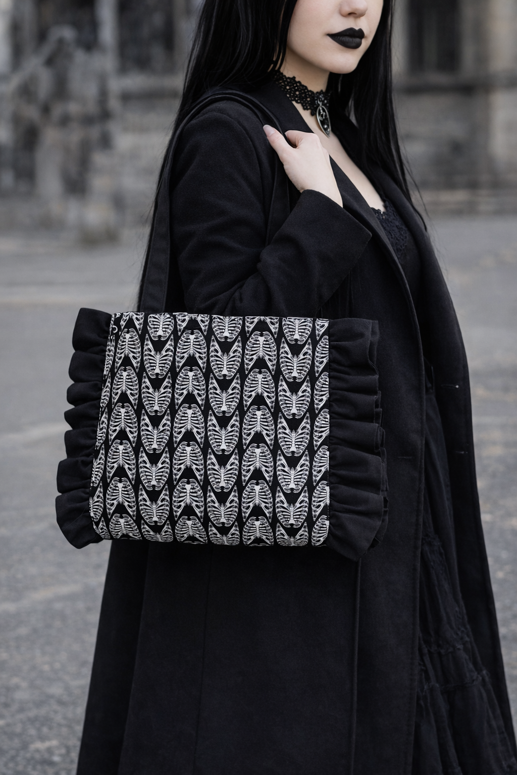 Ribcage Ruffle Bag – ručně šitá taška s volány