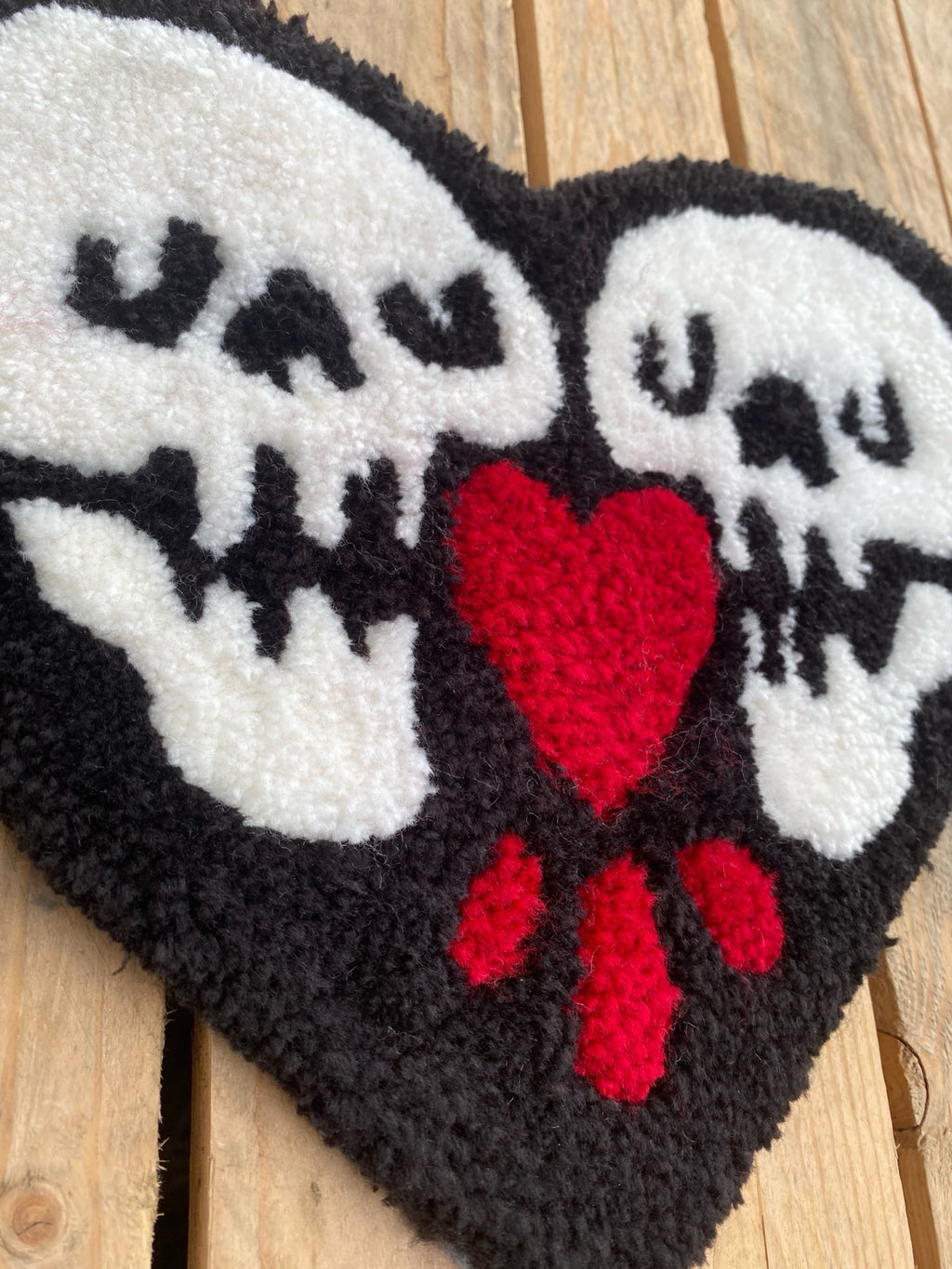 Love Until Death – ručně tuftovaný mini kobereček