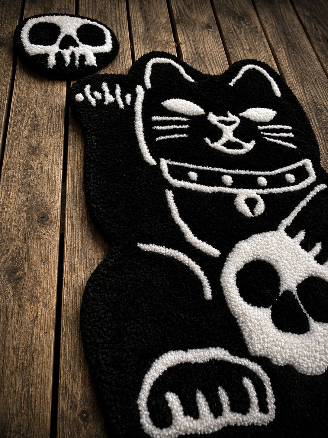 Gothic Lucky Cat tuftovaný koberec + mini lebka