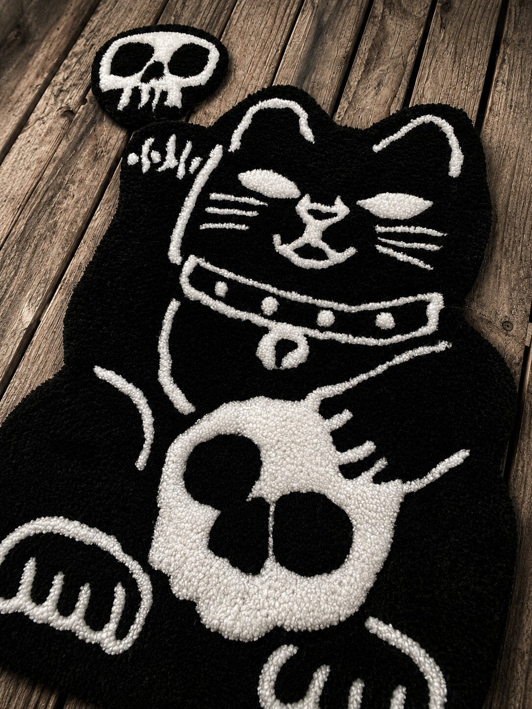 Gothic Lucky Cat tuftovaný koberec + mini lebka