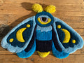 Moon Moth – ručně tuftovaný kobereček