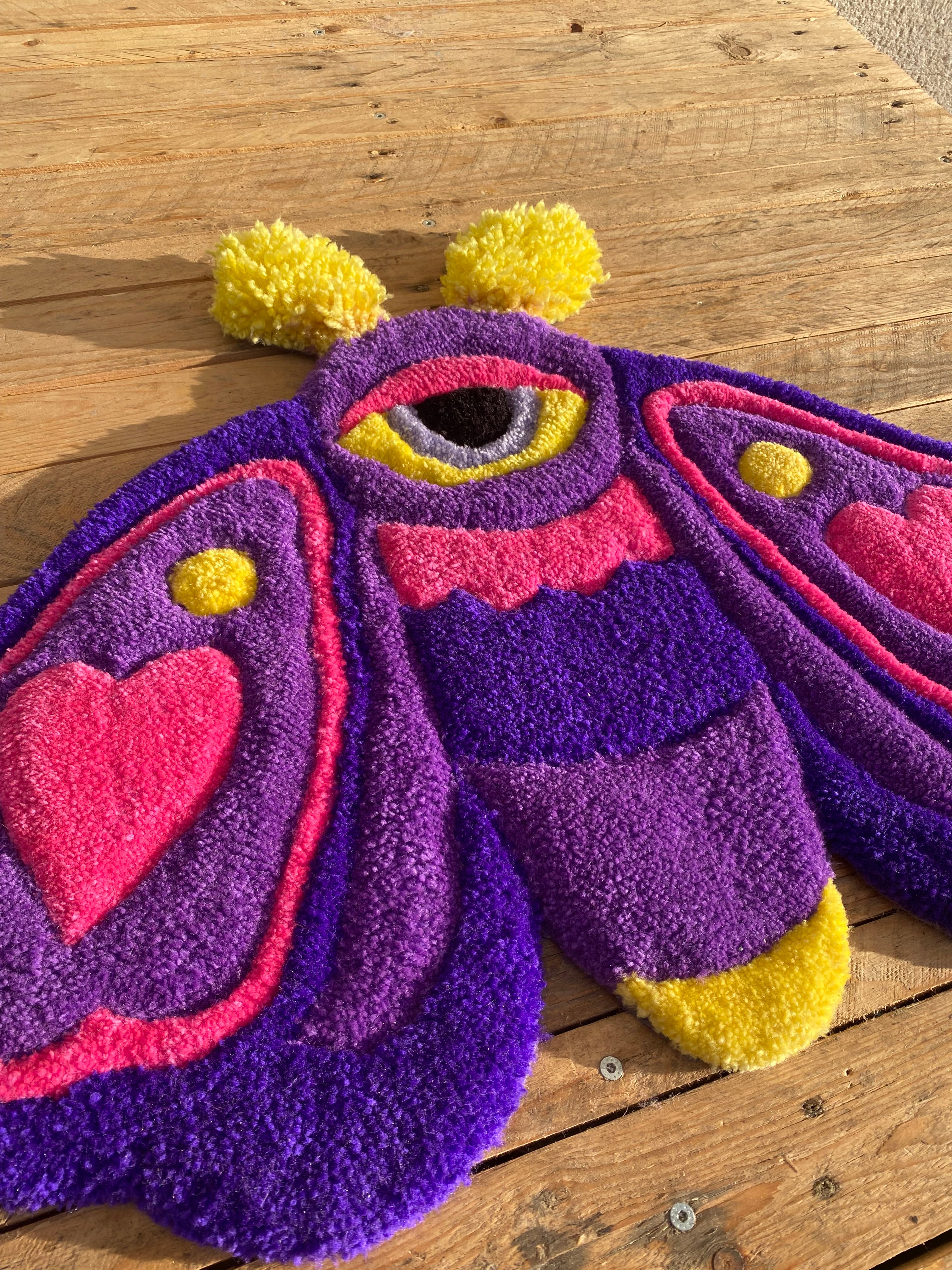 Love Moth – ručně tuftovaný kobereček