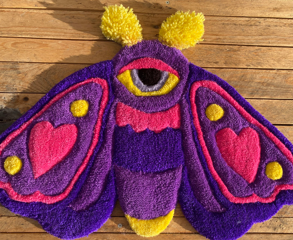 Love Moth – ručně tuftovaný kobereček