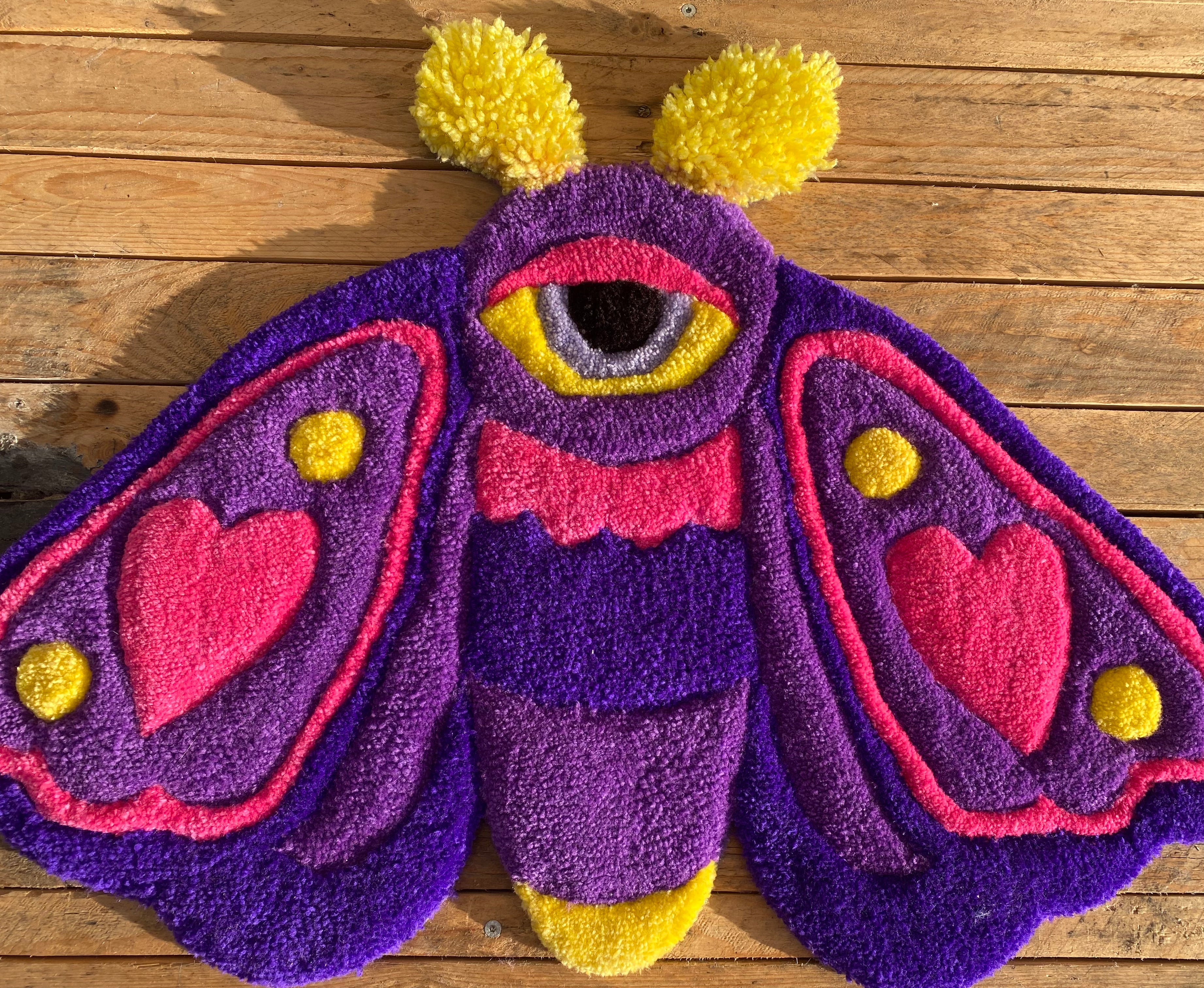 Love Moth – ručně tuftovaný kobereček