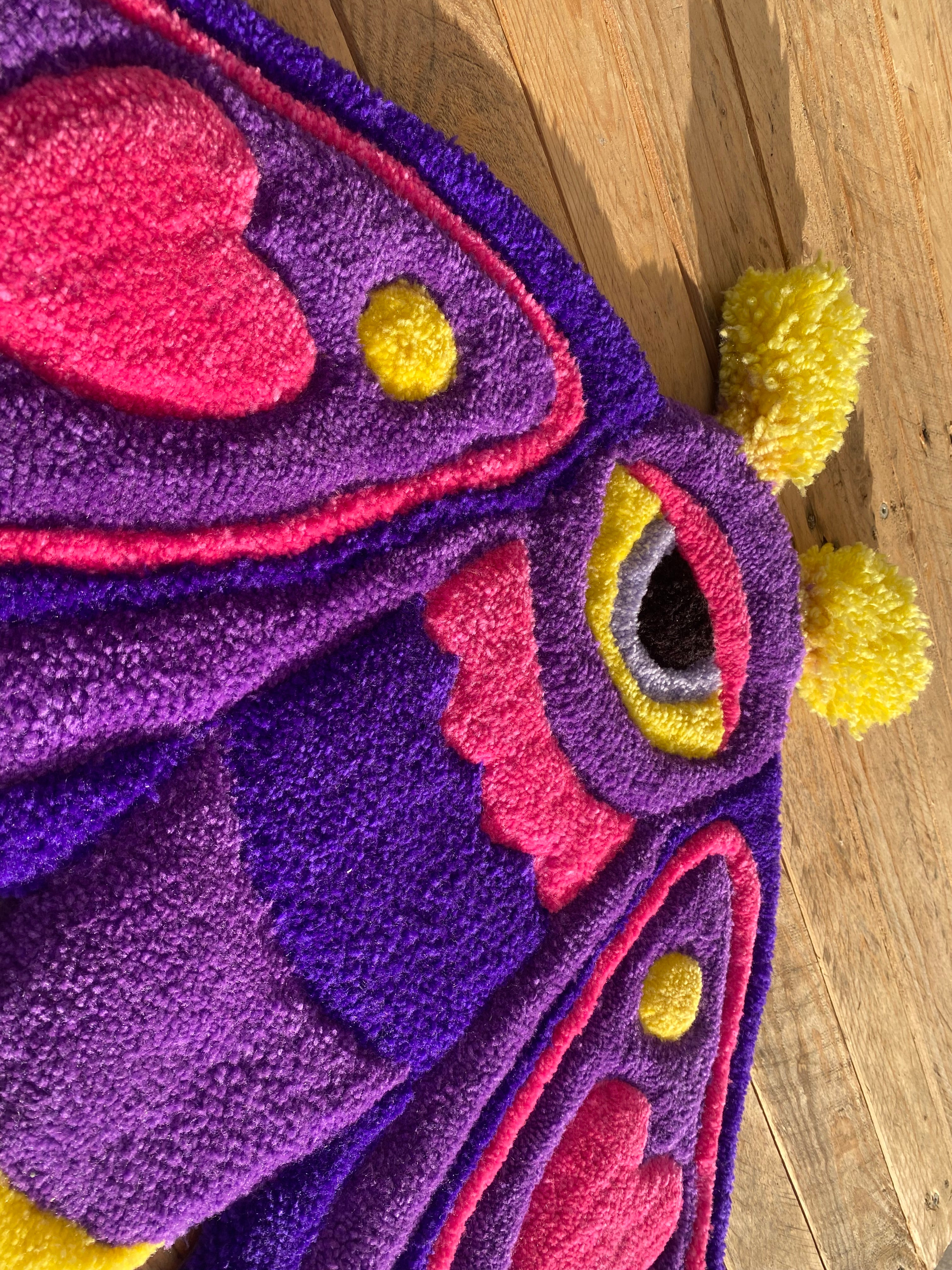 Love Moth – ručně tuftovaný kobereček