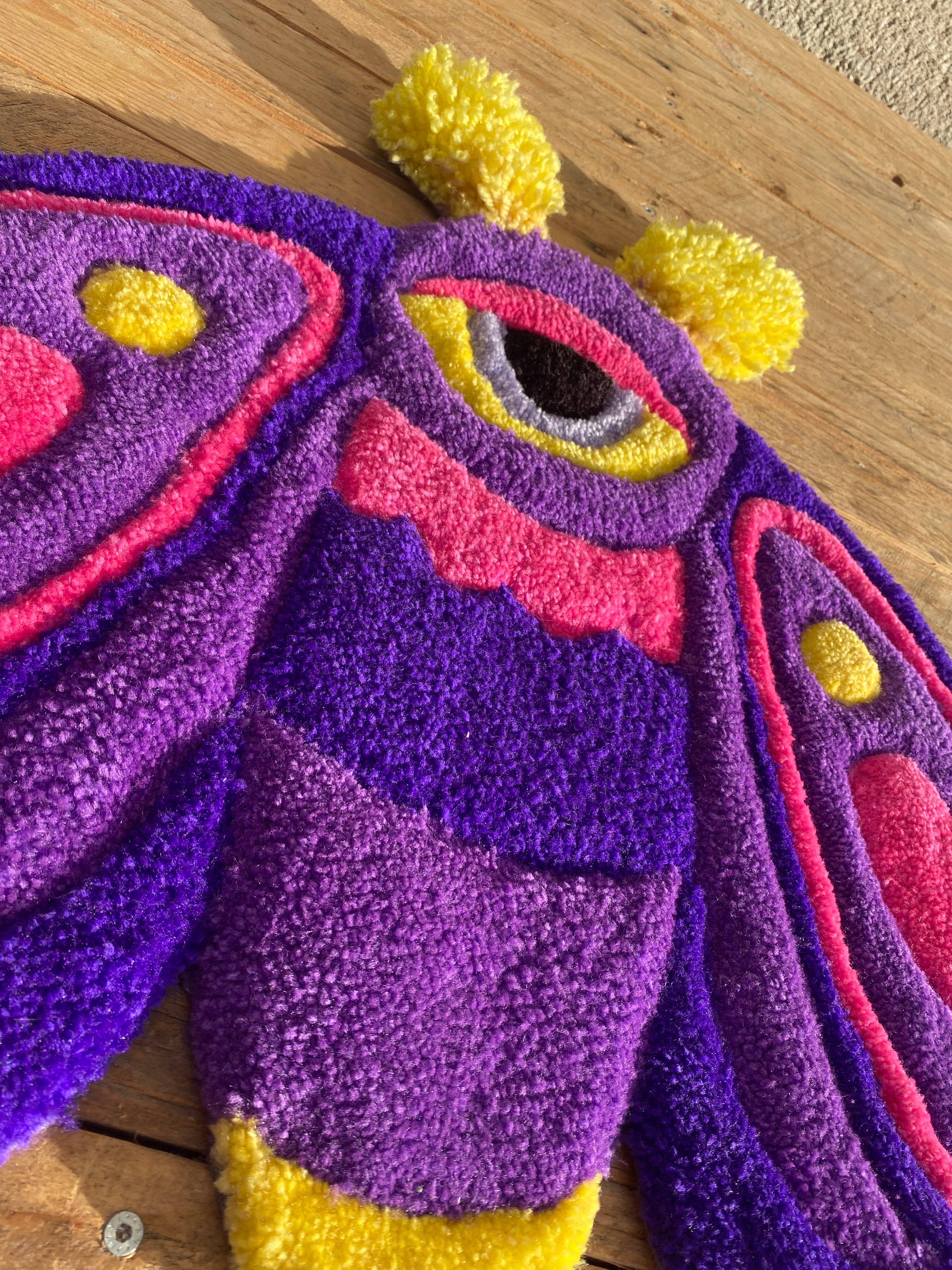 Love Moth – ručně tuftovaný kobereček