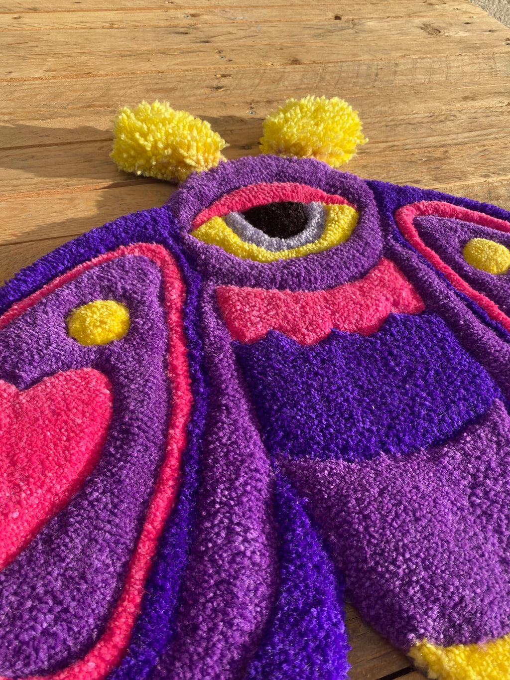 Love Moth – ručně tuftovaný kobereček