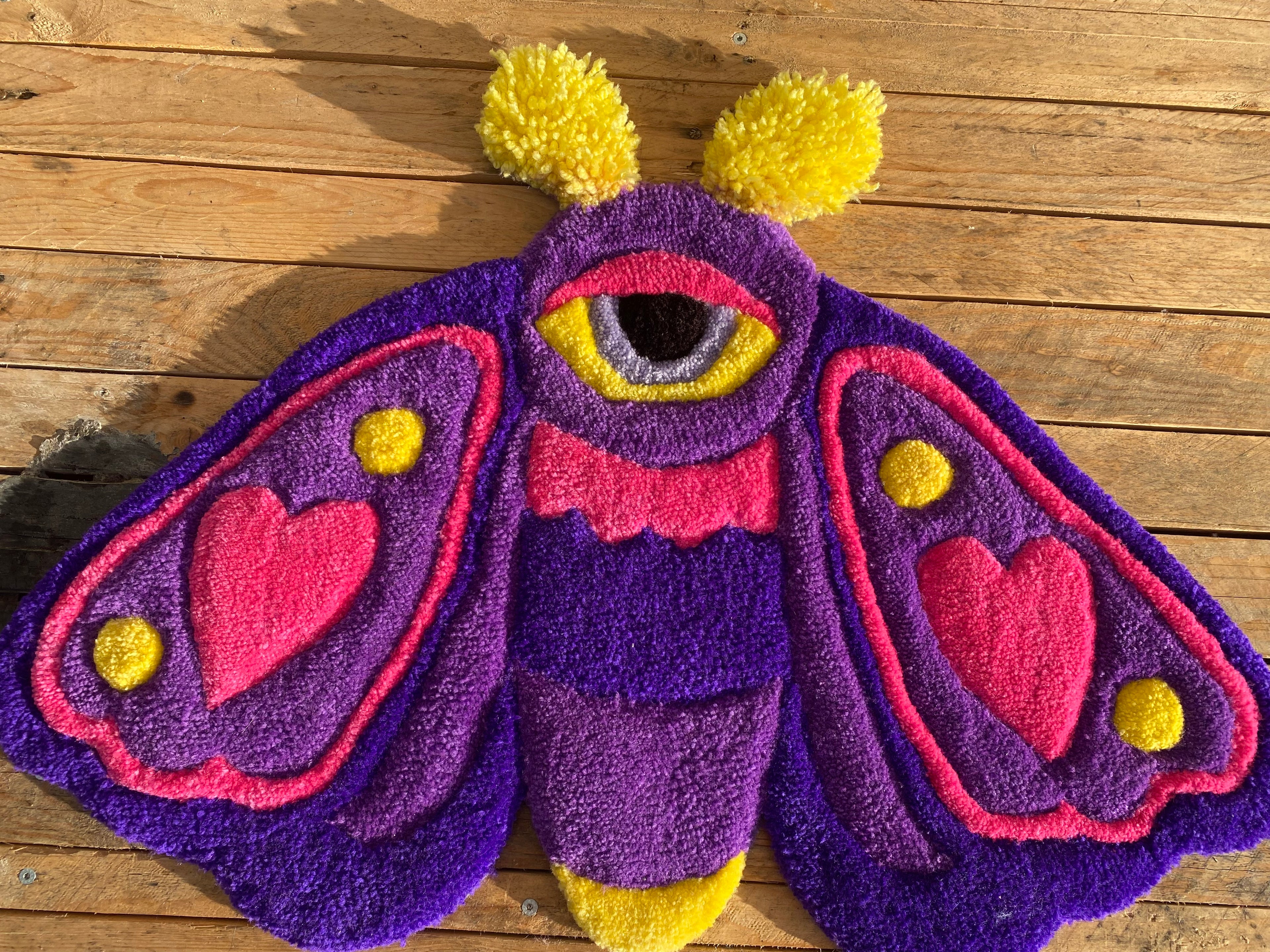 Love Moth – ručně tuftovaný kobereček