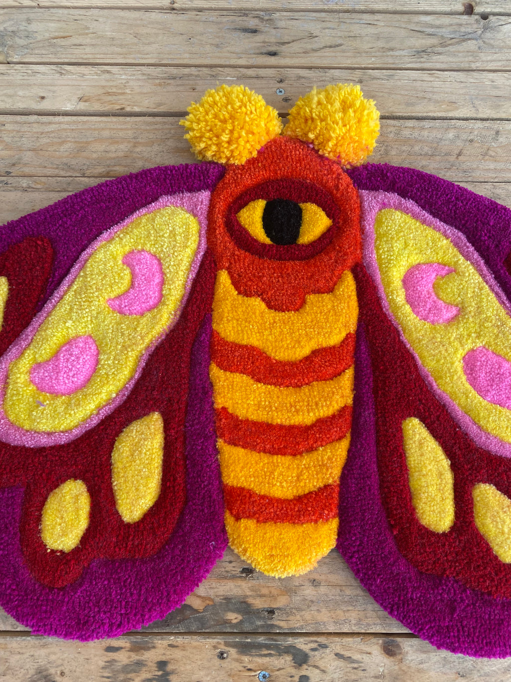 Sunset Moth – ručně tuftovaný kobereček