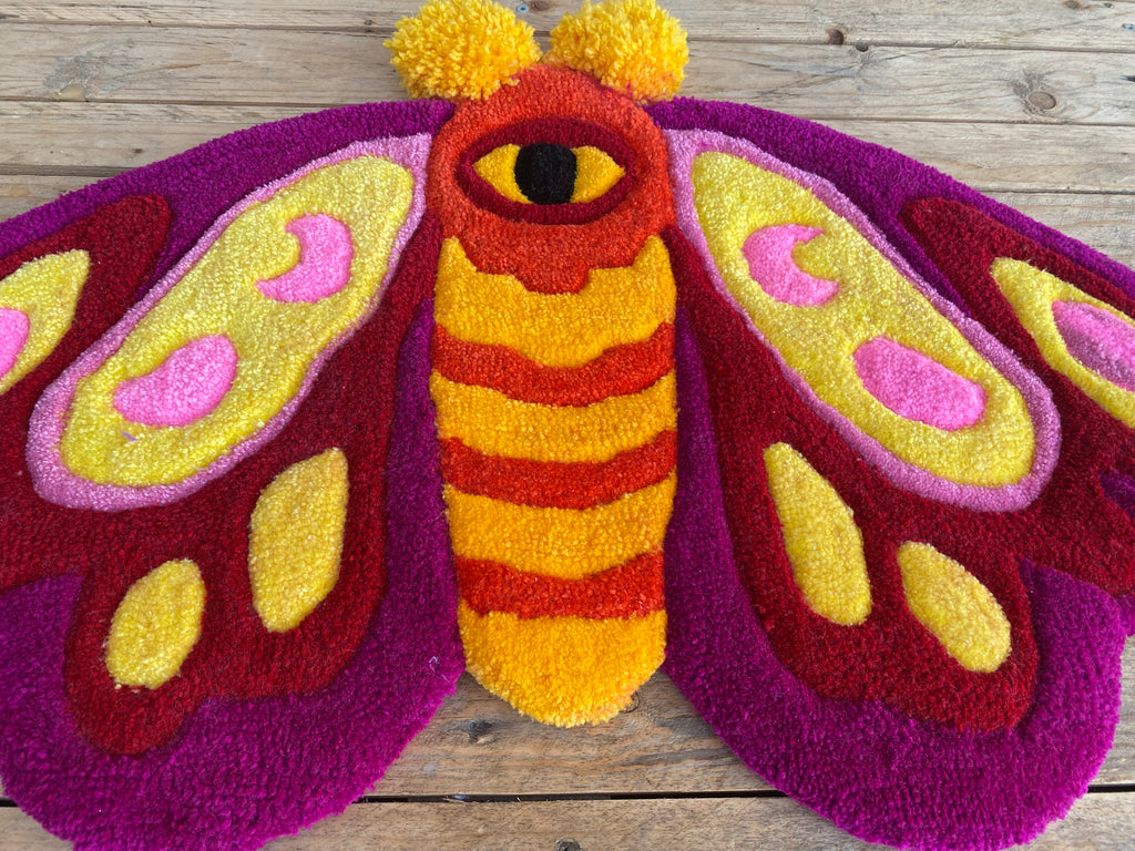 Sunset Moth – ručně tuftovaný kobereček