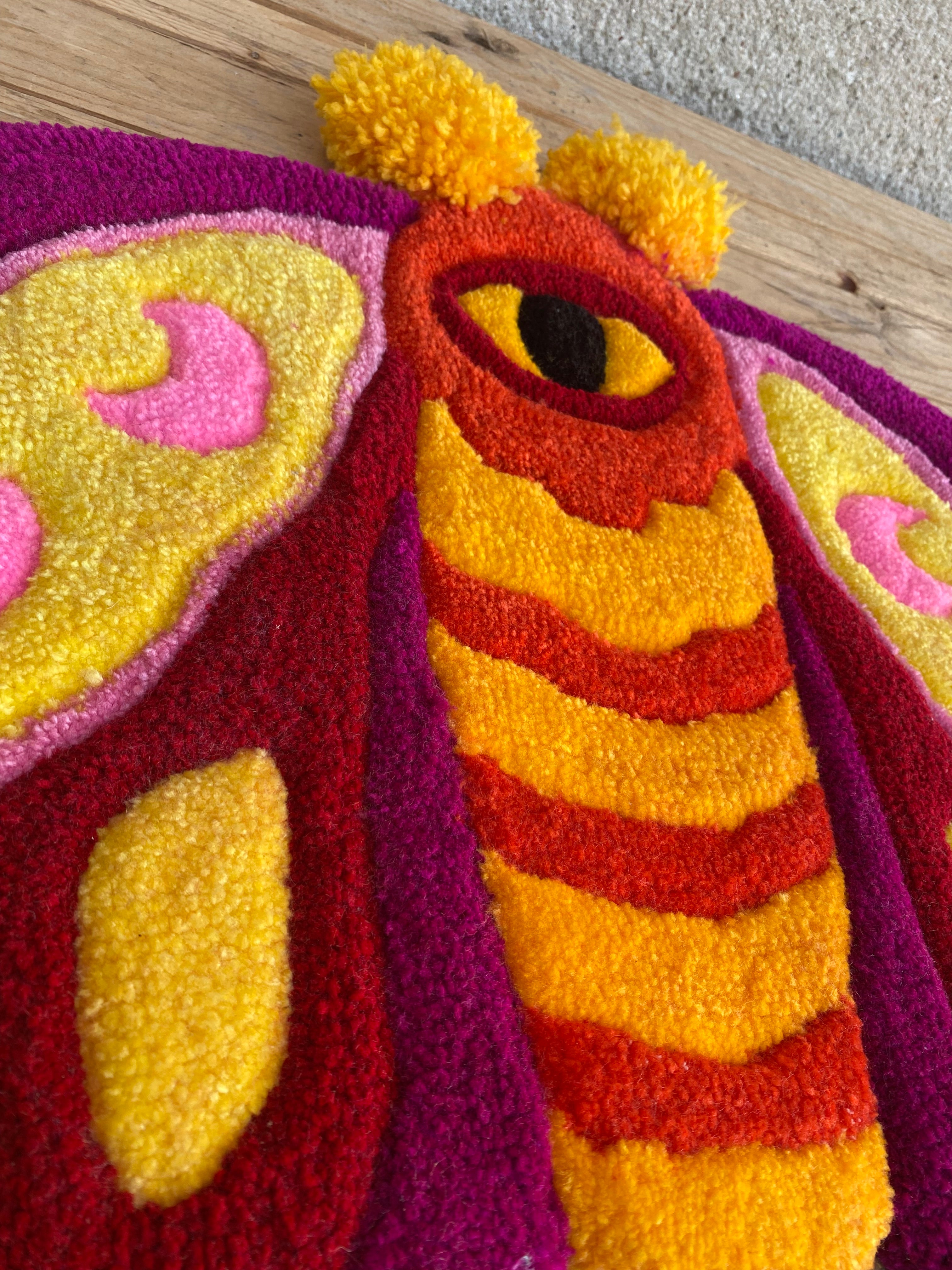 Sunset Moth – ručně tuftovaný kobereček