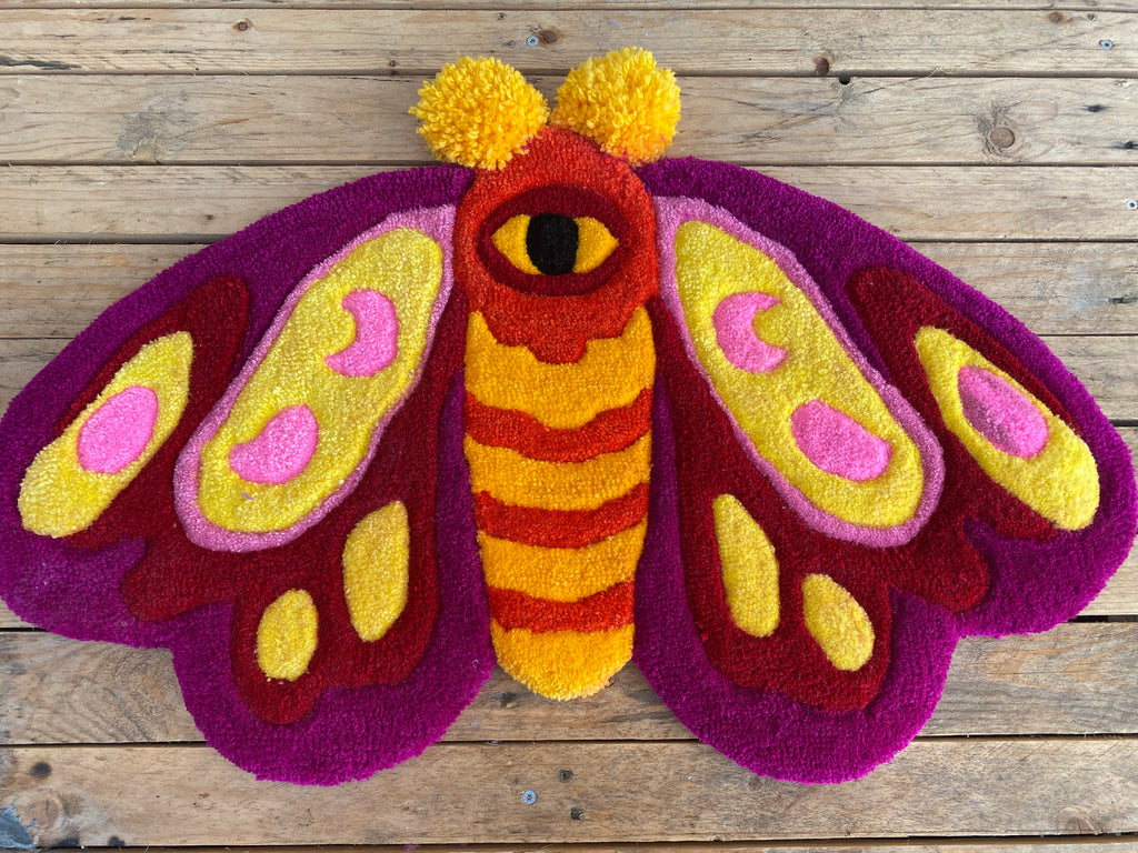 Sunset Moth – ručně tuftovaný kobereček