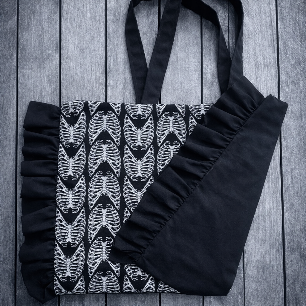 Ribcage Ruffle Bag – ručně šitá taška s volány