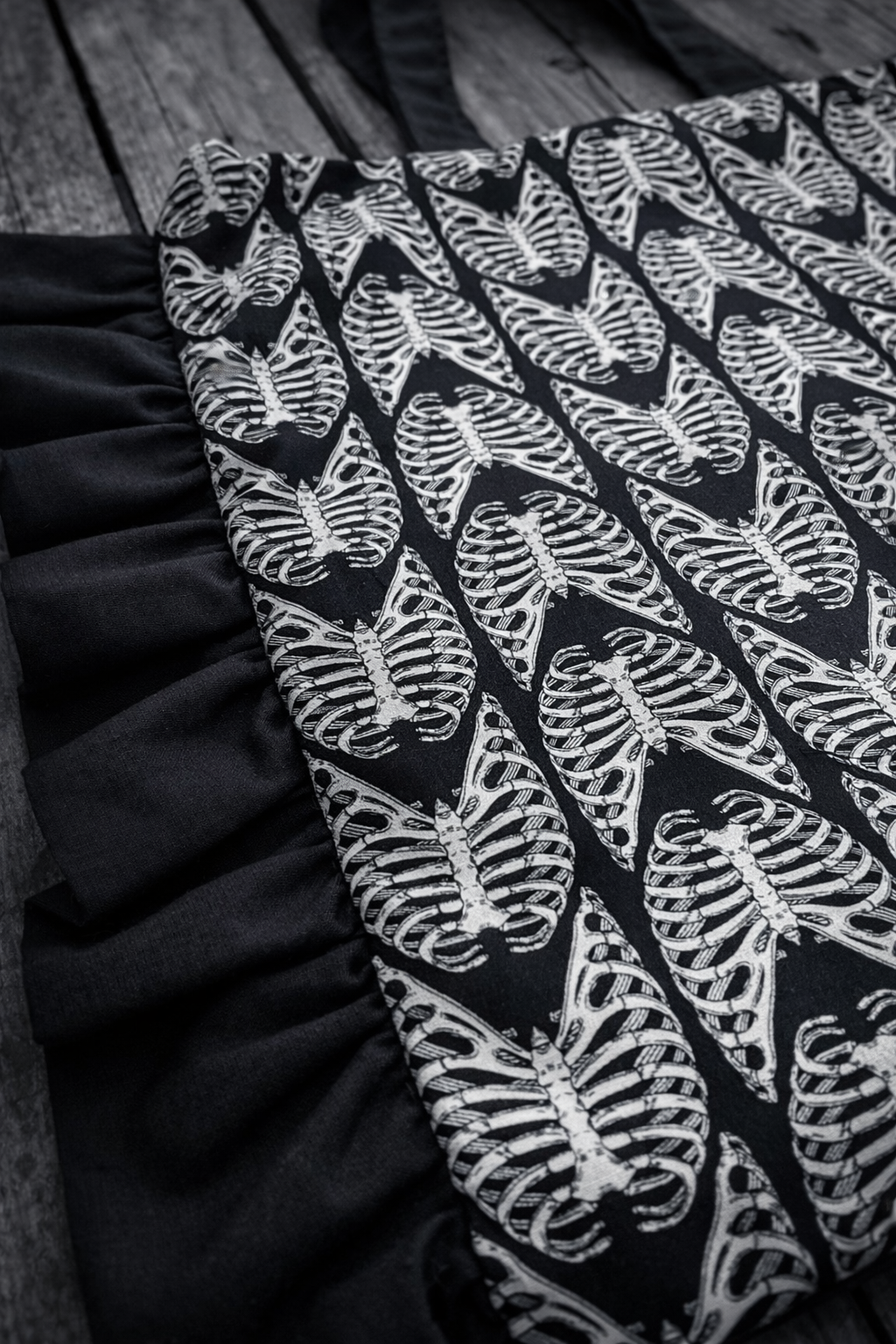 Ribcage Ruffle Bag – ručně šitá taška s volány